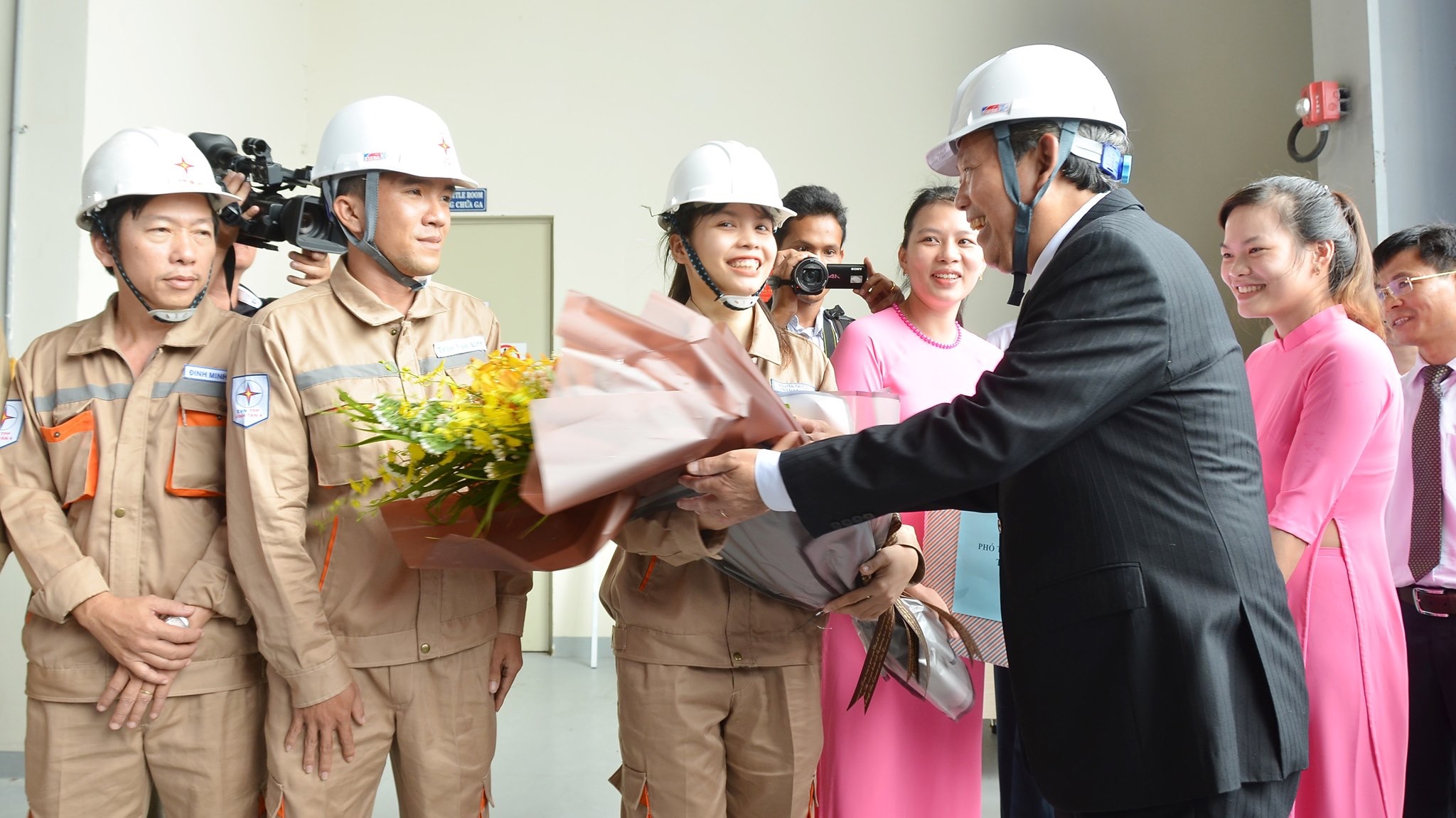 Phó Thủ Tướng Chính phủ Trương Hòa Bình tặng hoa cho các kỹ sư Nhà máy
