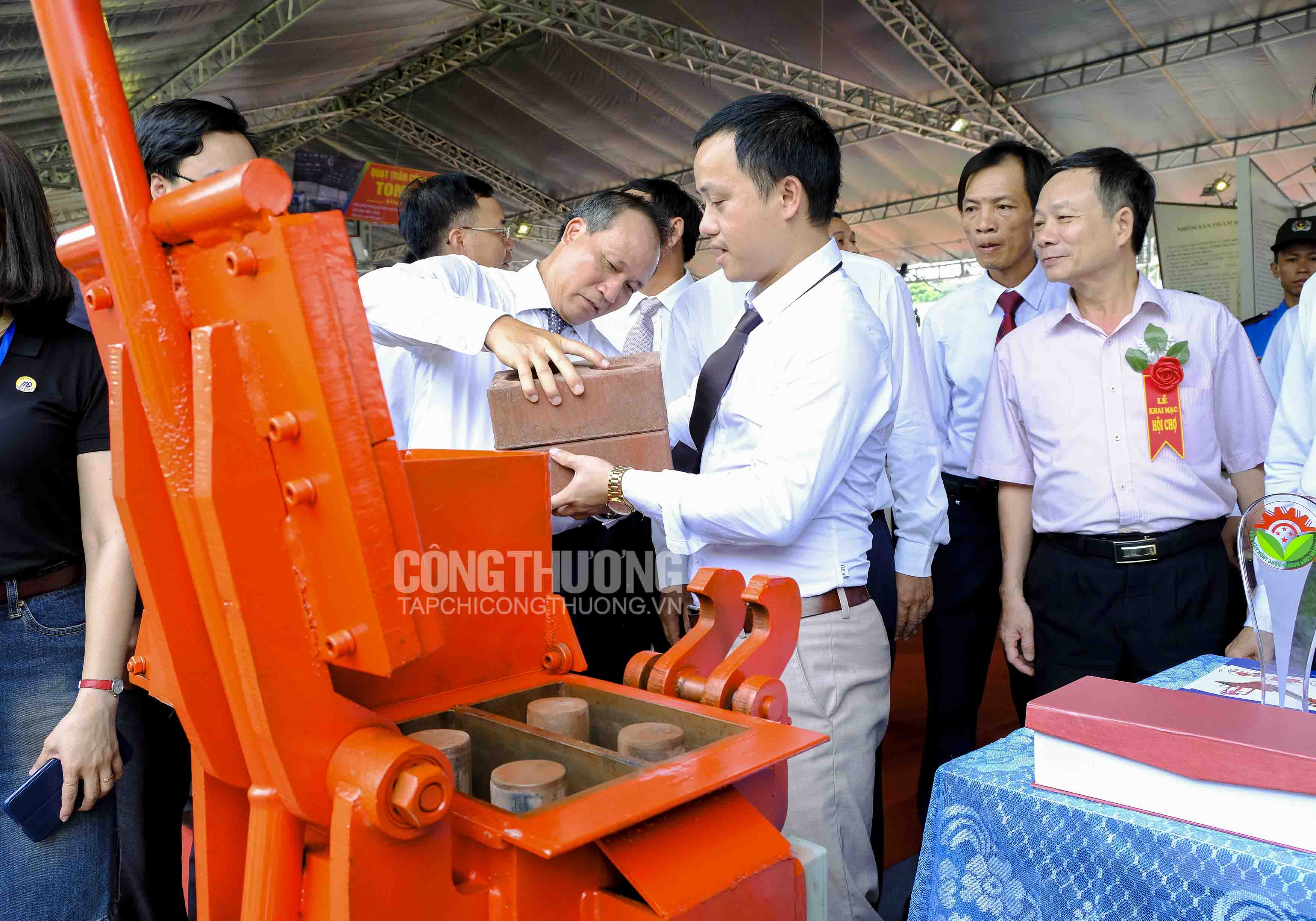 Sản phẩm máy gạch của Công ty Hồ Hoàn Cầu thu hút sự chú ý của đại biểu thăm quan