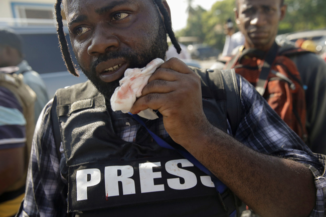 Nghị sĩ Jean-Marie Ralph Fethieret của Haiti rút súng bắn vào đám đông khiến phóng viên ảnh Dieu-Nalio Chery bị thương và Cuộc họp của Thượng viện đã phải hoãn ngay lập tức
