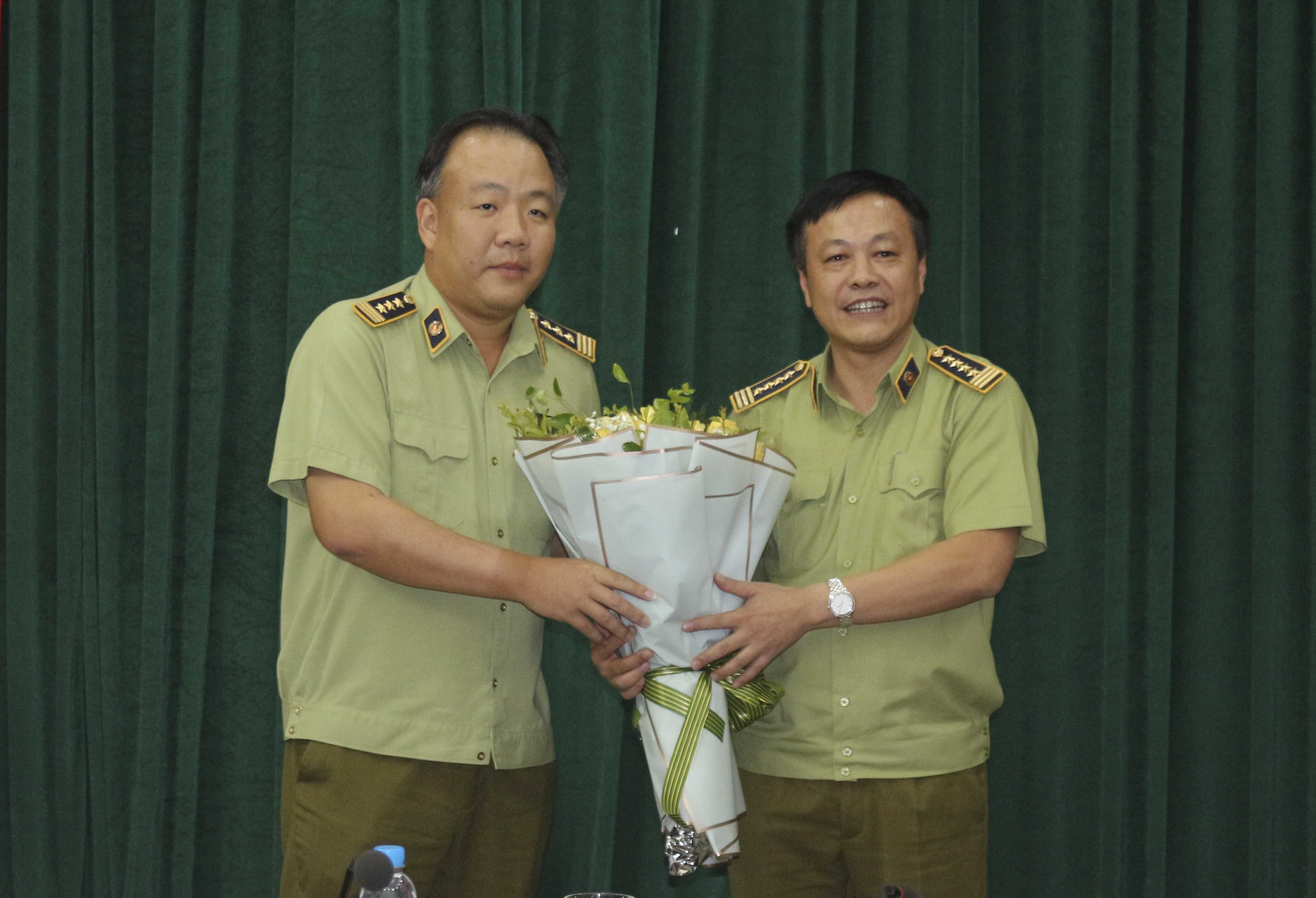 Tổng Cục trưởng Trần Hữu Linh tặng hoa chúc mừng Phó Tổng Cục trưởng Hoàng Ánh Dương