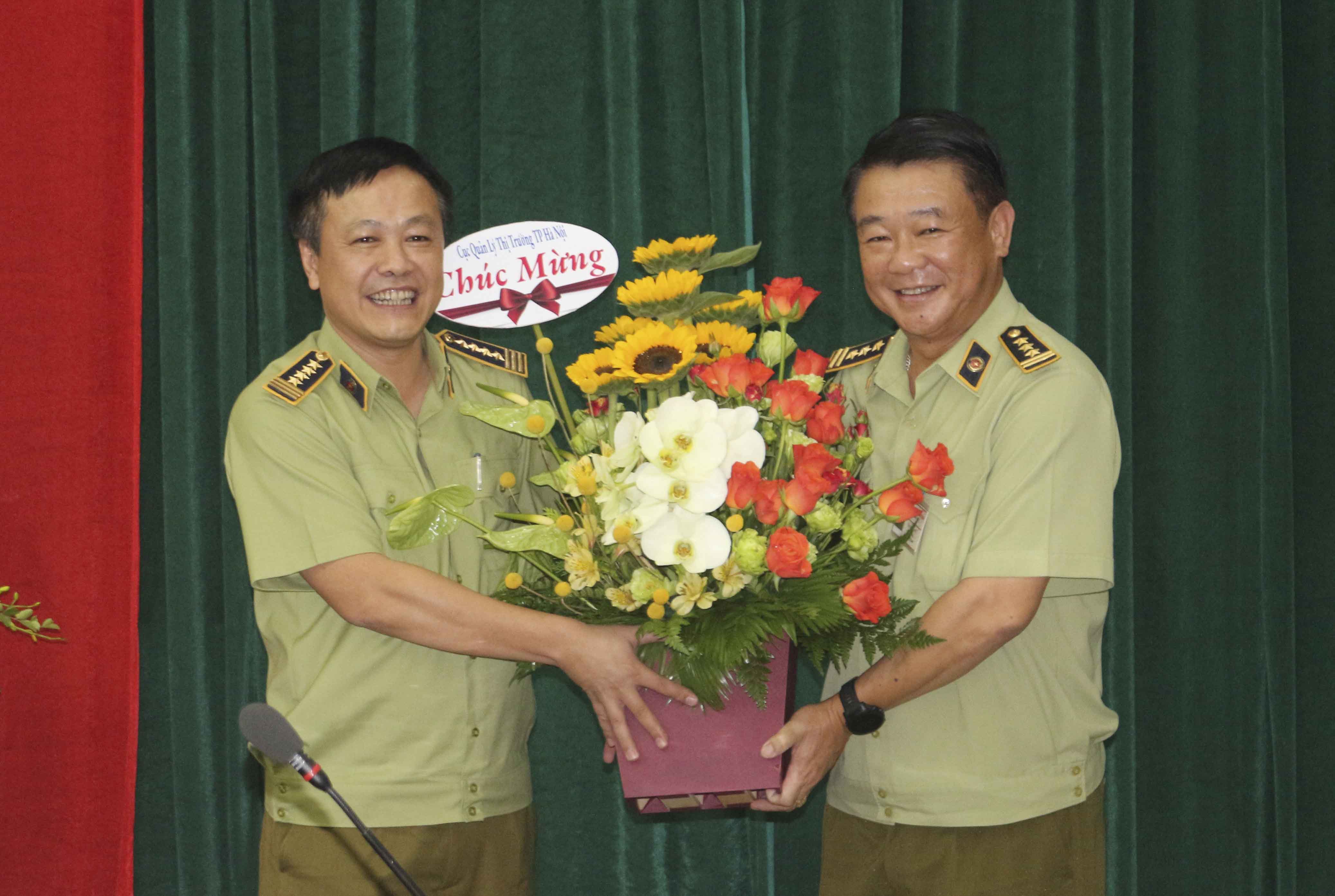 Cục trưởng Cục QLTT Hà Nội tặng hoa chúc mừng tân Phó Tổng Cục trưởng Hoàng Ánh Dương