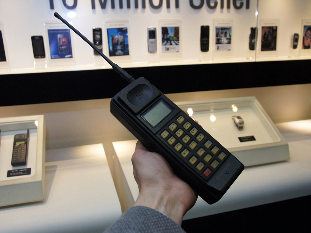 "SH-100" - Chiếc điện thoại di động đầu tiên của Samsung