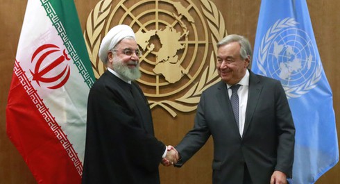 Tổng thống Iran Hassan Rouhani bắt tay Tổng thư ký Liên Hợp Quốc Antonio Guterres.
