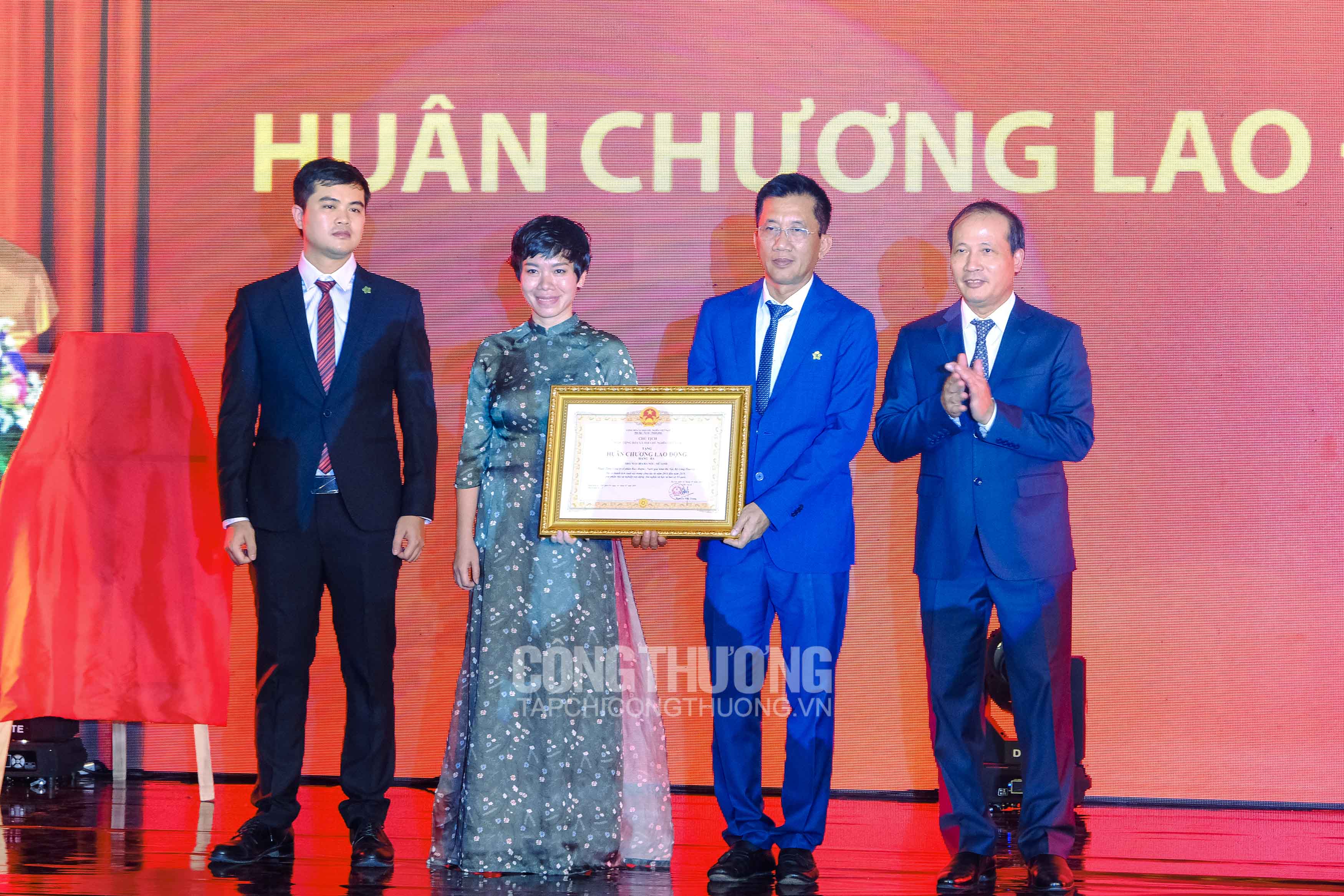 Nhà máy Bia Hà Nội - Mê Linh nhận Huân chương Lao động hạng Ba