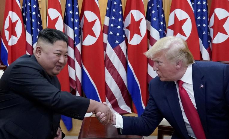 Tổng thống Mỹ bắt tay Chủ tịch Triều Tiên