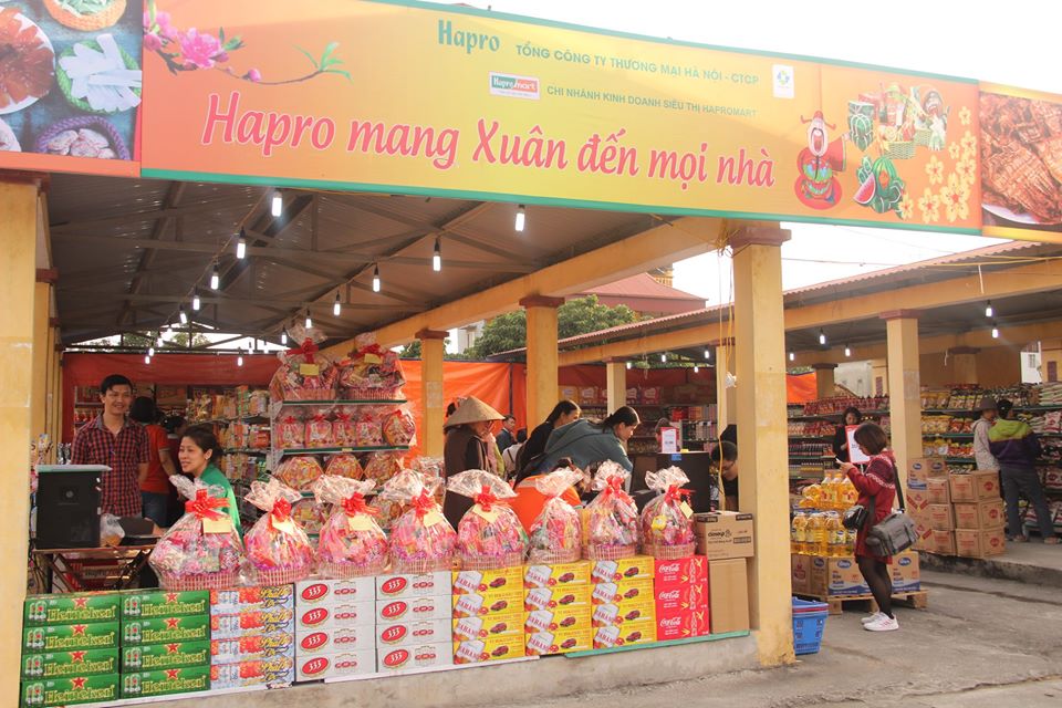 Người dân mua sắm tại chợ Tết huyện Ứng Hòa 