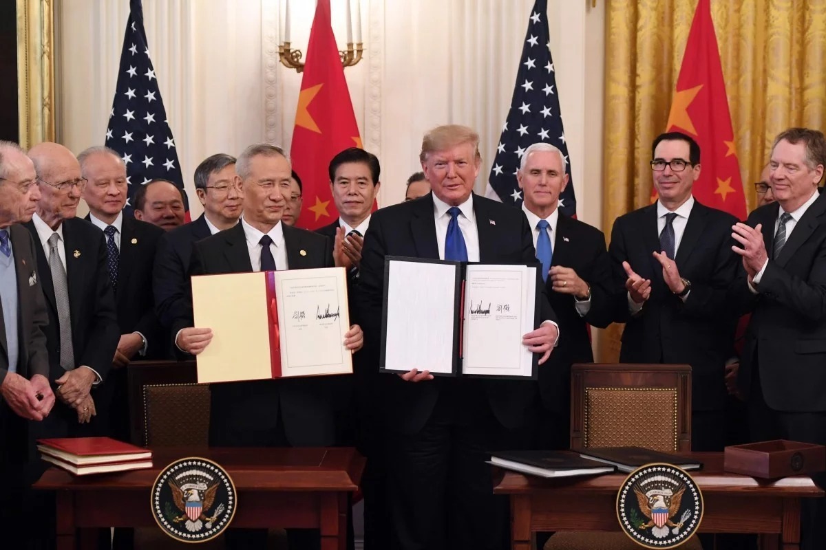 Phó thủ tướng Trung Quốc Lưu Hạc (trái) và Tổng thống Mỹ Donald Trump (phải) ký thỏa thuận thương mại giai đoạn 1 giữa hai nước tại Nhà Trắng ngày 15/1/2020