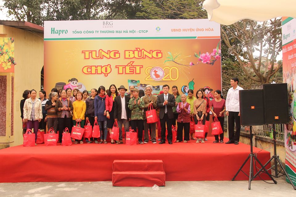 (Hapro) cũng đã kết hợp với UBND huyện Ứng Hòa trao 30 suất quà tết cho những hộ gia đình nghèo
