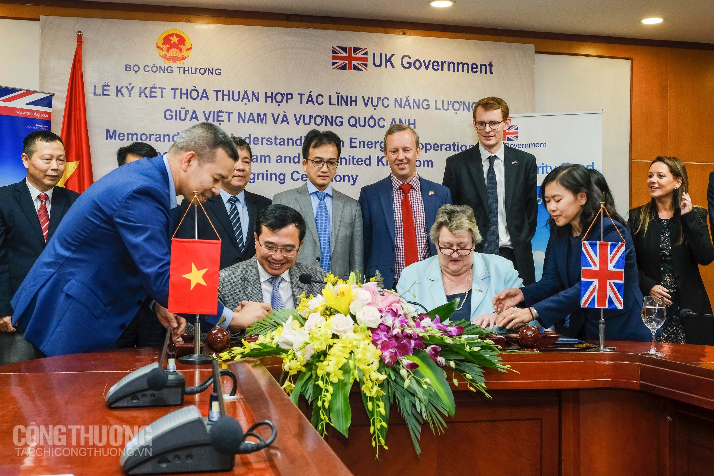 Thứ trưởng Bộ Công Thương Việt Nam Hoàng Quốc Vượng và hứ trưởng Bộ ngoại giao Vương Quốc Anh Heather Wheeler ký kết biên bản ghi nhớ