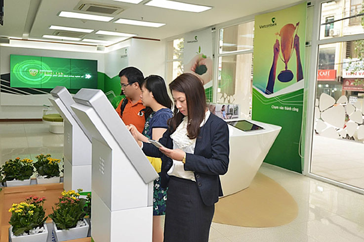 Khách hàng trải nghiệm dịch vụ ngân hàng tại không gian giao dịch công nghệ số Vietcombank Digital Lab