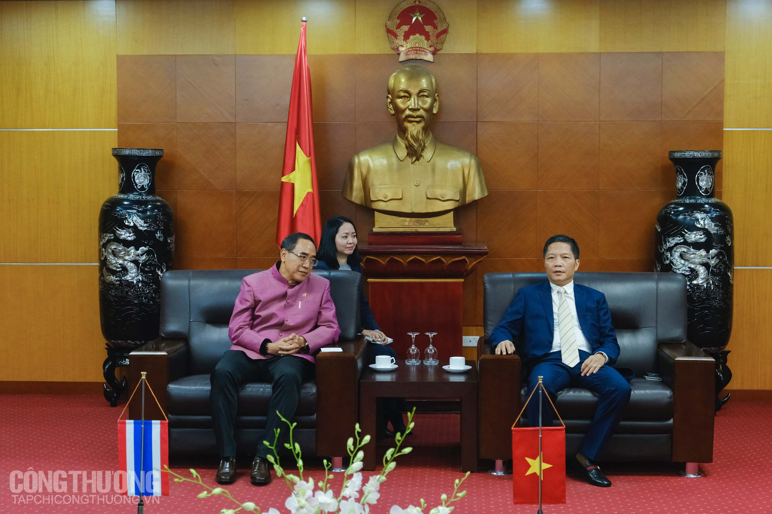 Bộ trưởng Trần Tuấn Anh và Đại sứ Thái Lan tại Việt Nam Tanee Sangrat