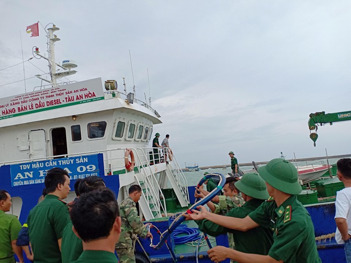 Bộ đội Biên phòng Bình Thuận đang tích cực bơm hút, đưa dầu ra khỏi tàu bị chìm, ngăn chặn sự cố tràn dầu. tại Cảng Phú Quý ngày 1/7/2019
