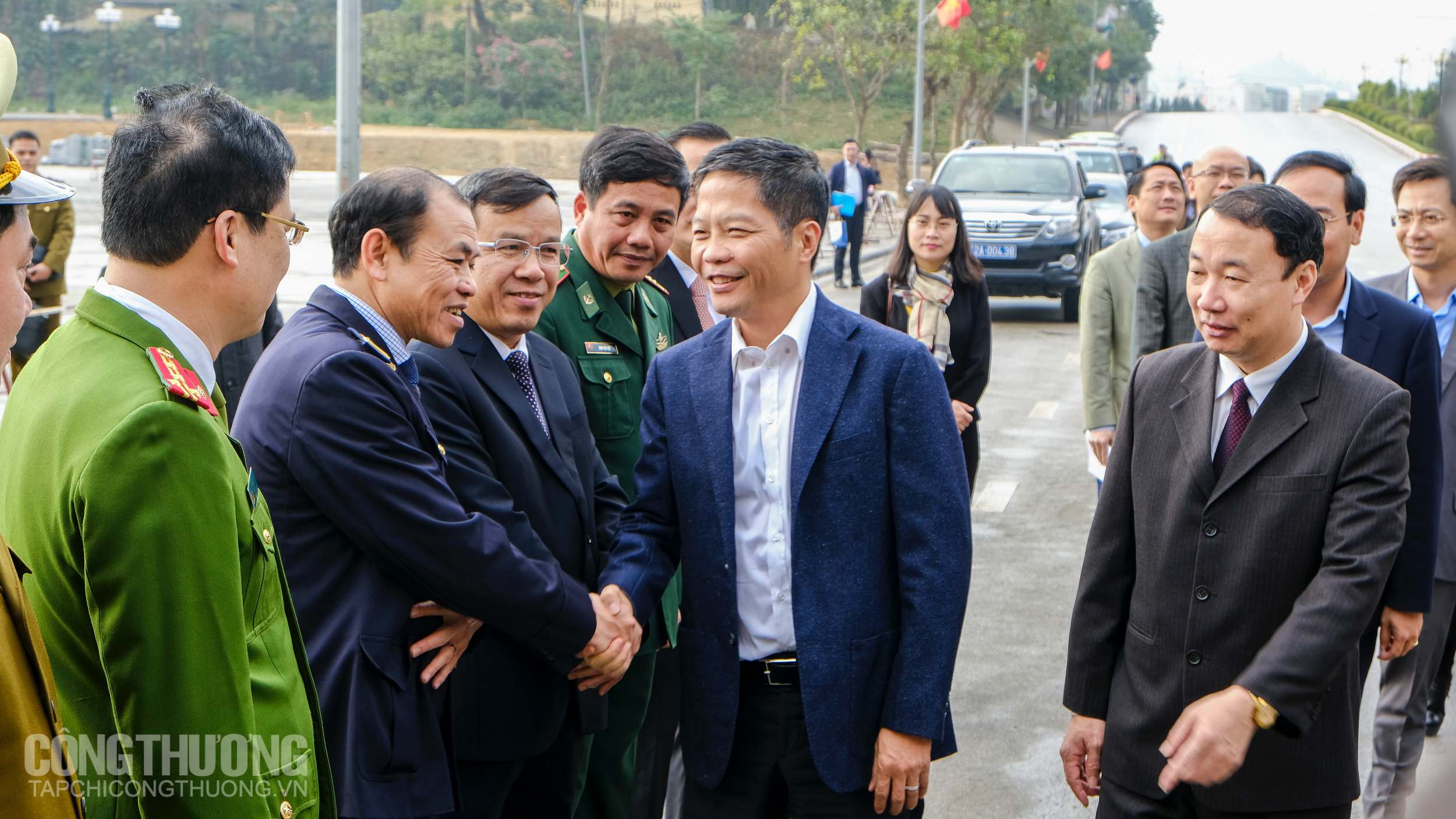 Bộ trưởng Trần Tuấn Anh gặp mặt và chúc mừng lực lượng chức năng tại cửa khẩu Hữu Nghị, Lạng Sơn sáng 29 Tết