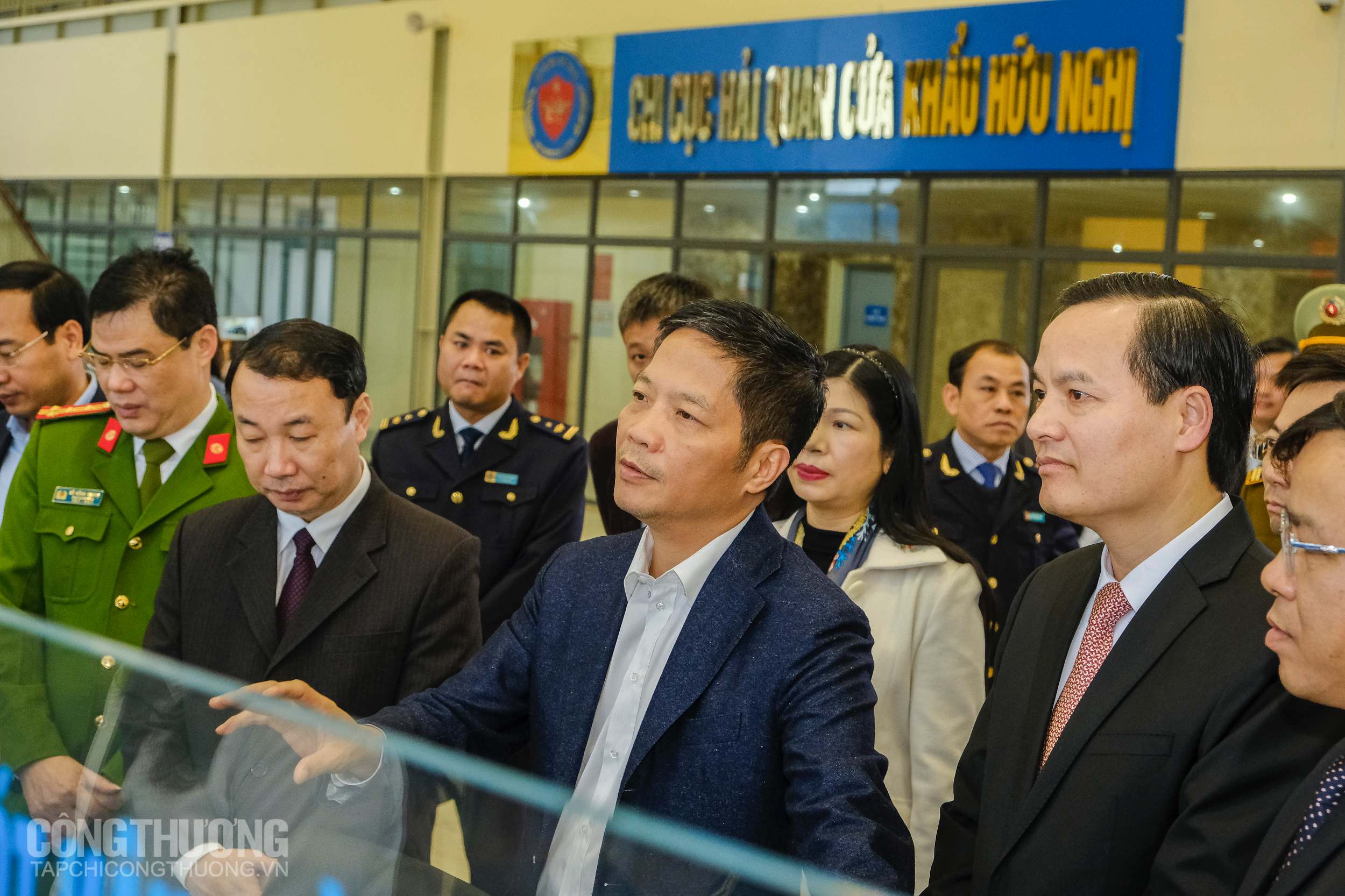 Bộ trưởng Trần Tuấn Anh và đoàn công tác Bộ Công Thương kiểm tra thực tế thương mại biên giới dịp Tết tại Lạng Sơn