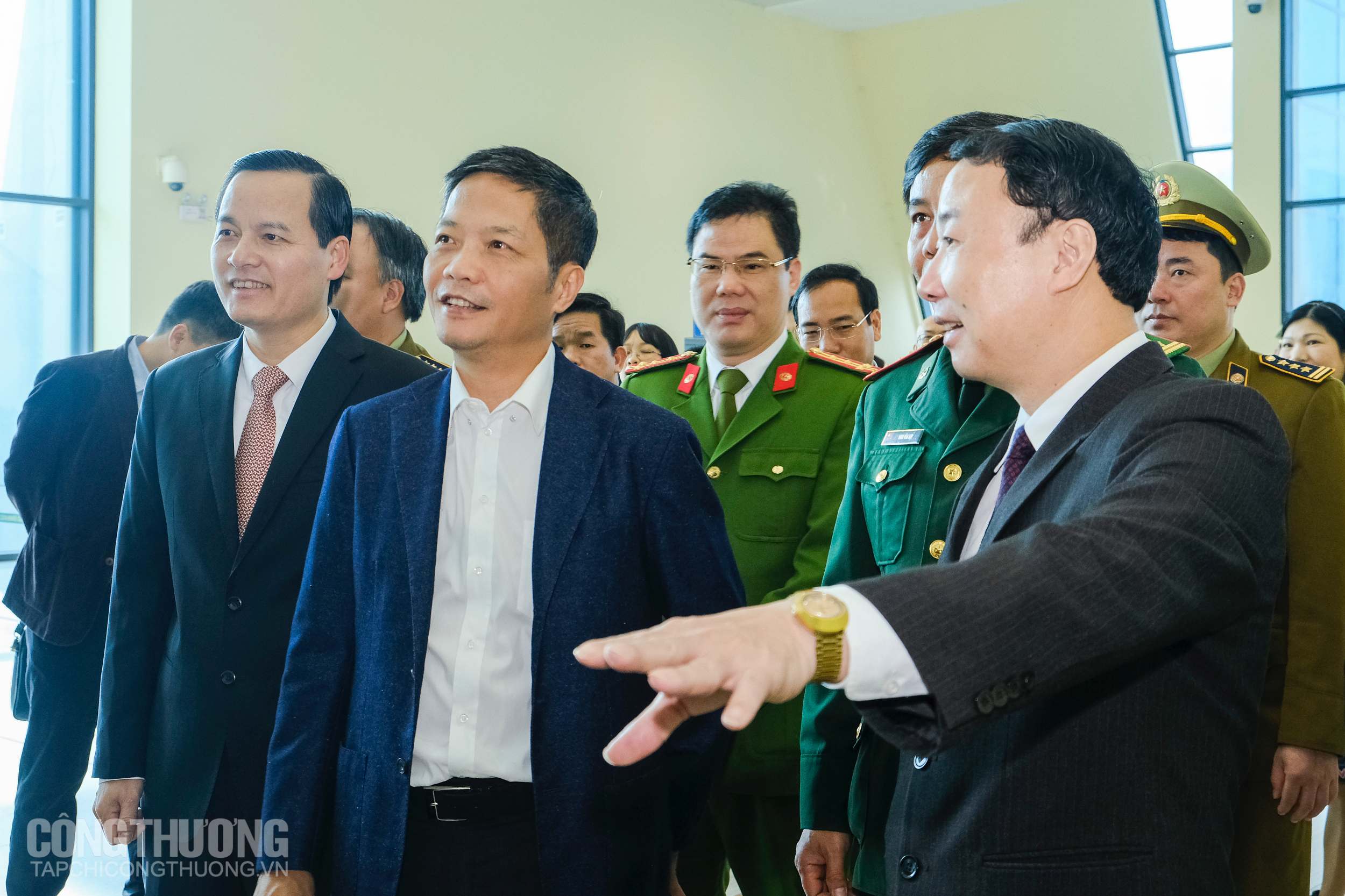 Bộ trưởng Trần Tuấn Anh và đoàn công tác Bộ Công Thương kiểm tra thực tế thương mại biên giới dịp Tết tại Lạng Sơn
