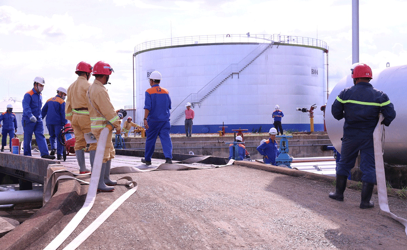 Tổng kho Xăng dầu Nhà Bè (TKNB), trực thuộc Công ty Xăng dầu Khu vực II (Petrolimex Sài Gòn) tổ chức buổi thực tập ứng phó sự cố tràn dầu