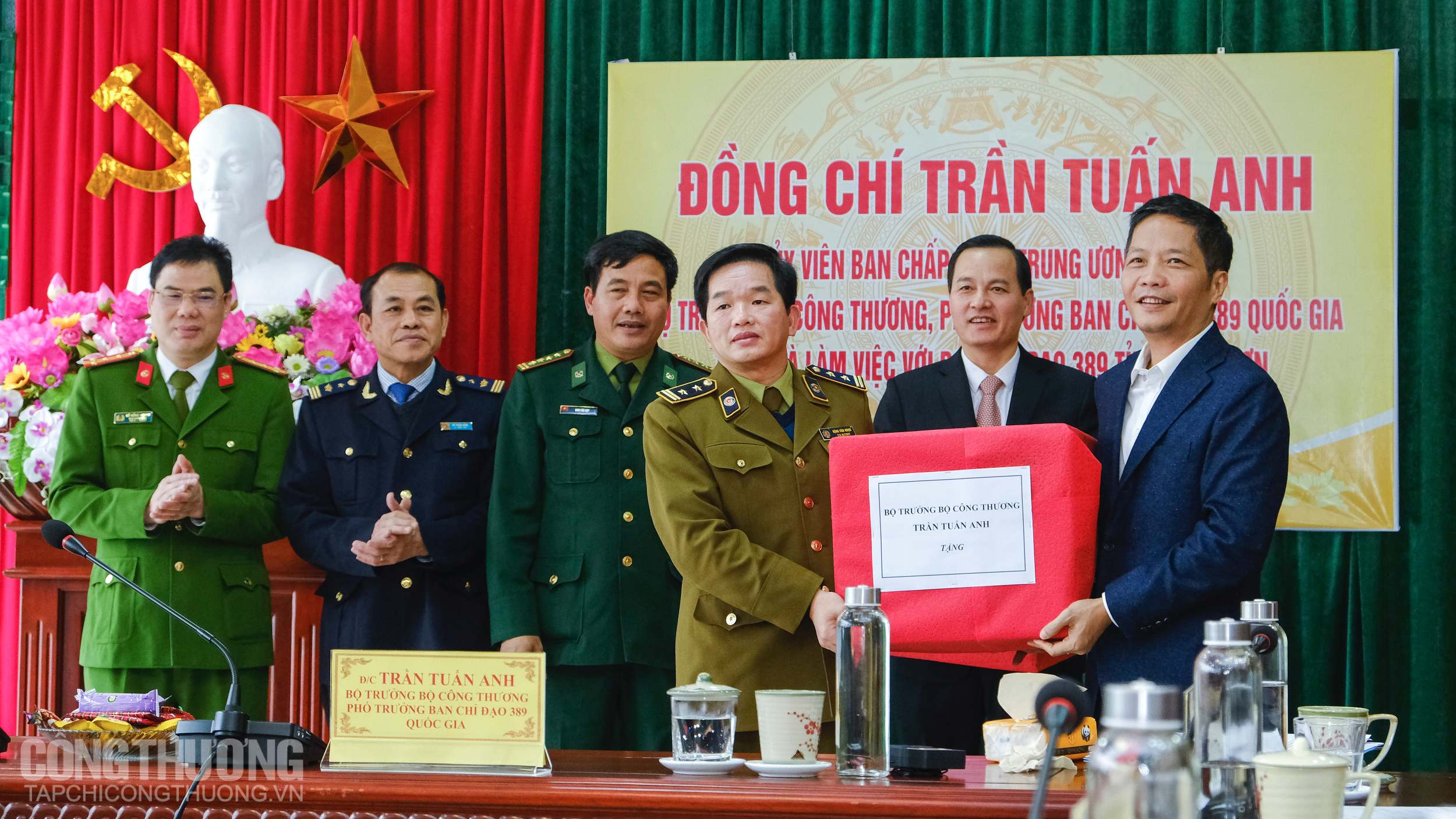 Bộ trưởng Trần Tuấn Anh trao quà cho đại diện các cơ quan chức năng tỉnh Lạng Sơn nhân dịp Tết Nguyên đán