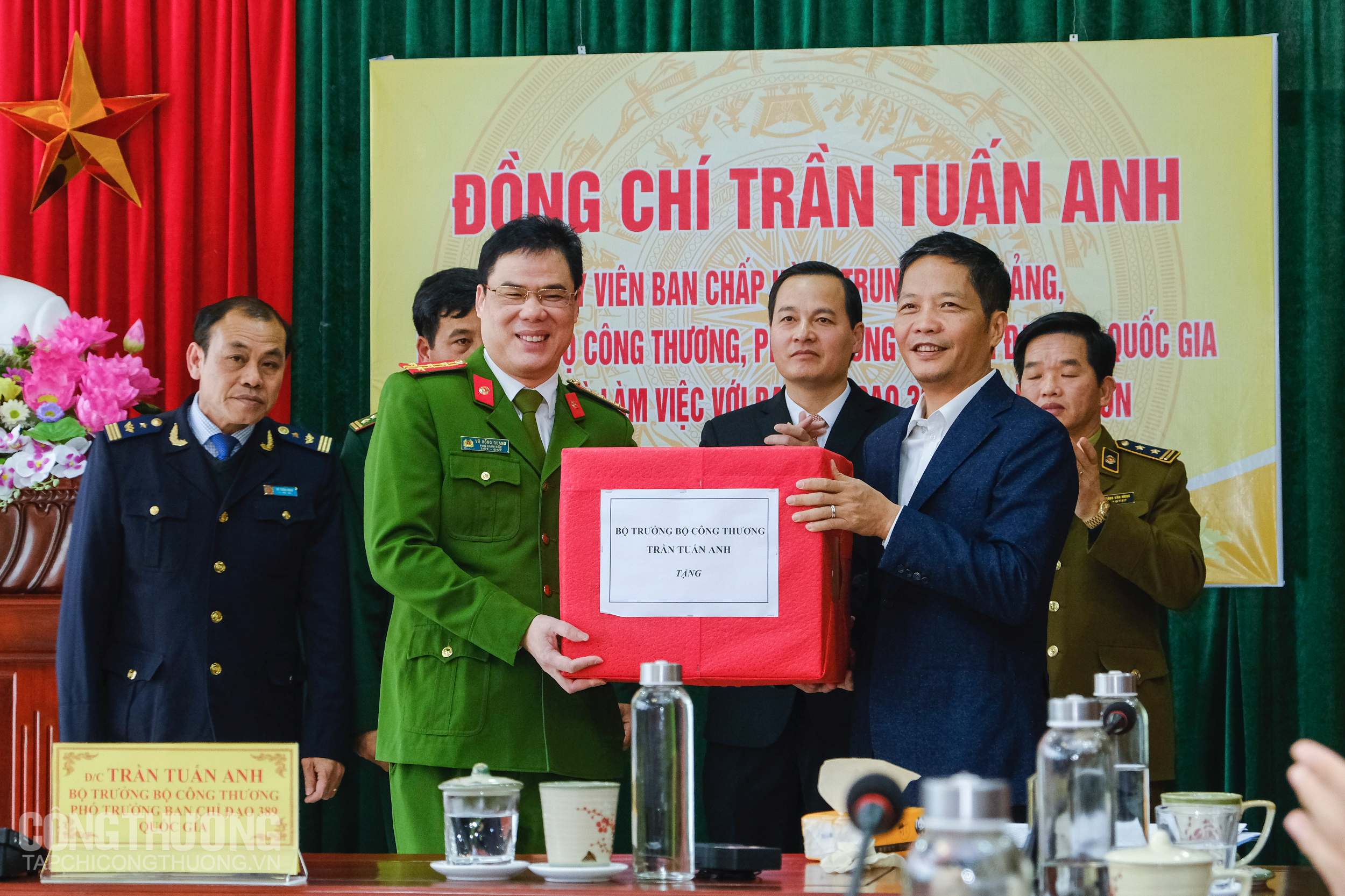 Bộ trưởng Trần Tuấn Anh trao quà cho đại diện các cơ quan chức năng tỉnh Lạng Sơn nhân dịp Tết Nguyên đán