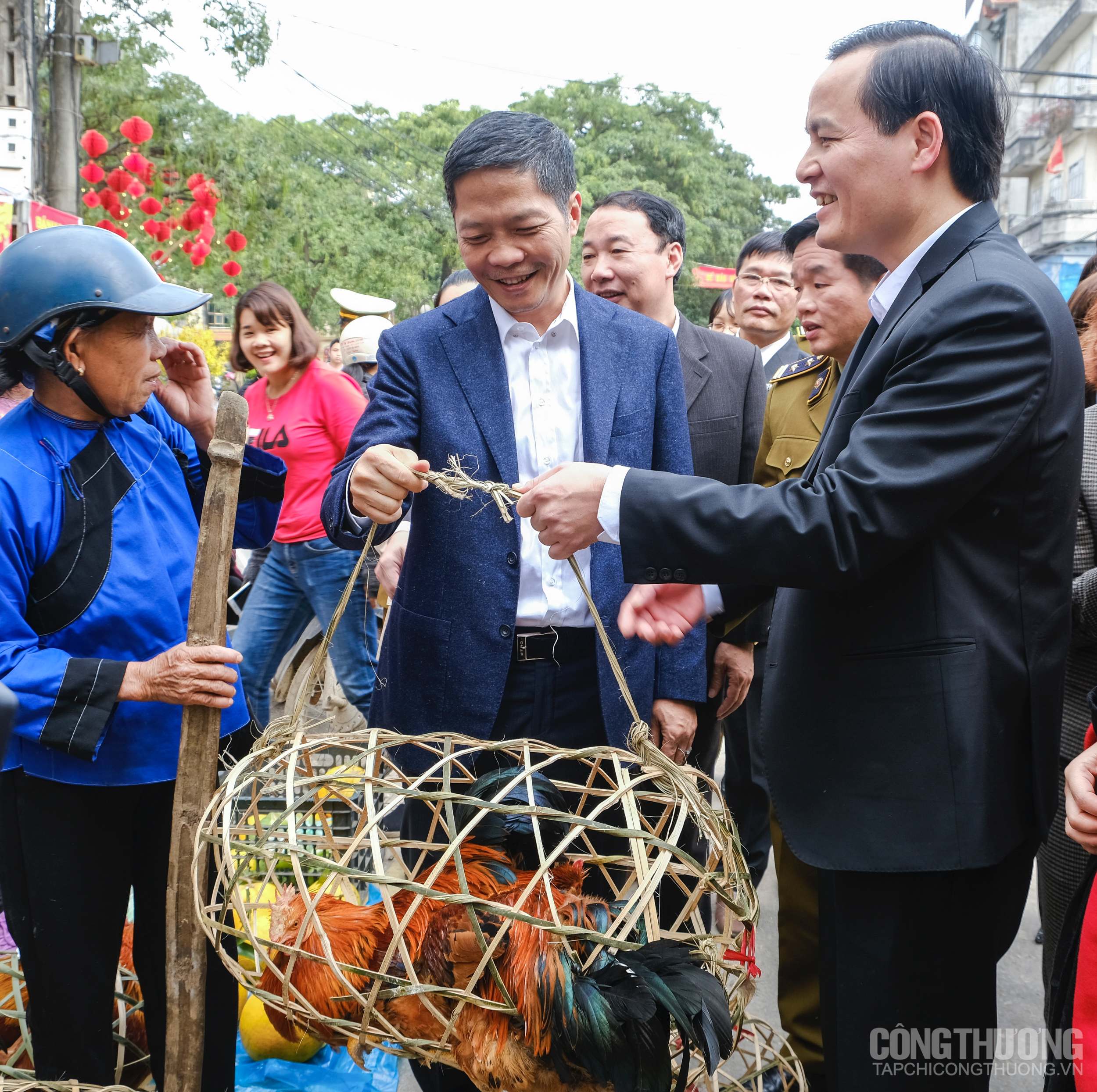 Bộ trưởng Trần Tuấn Anh tự tay mua 1 đôi gà để "kích cầu" cho bà con tiểu thương tại Lạng Sơn