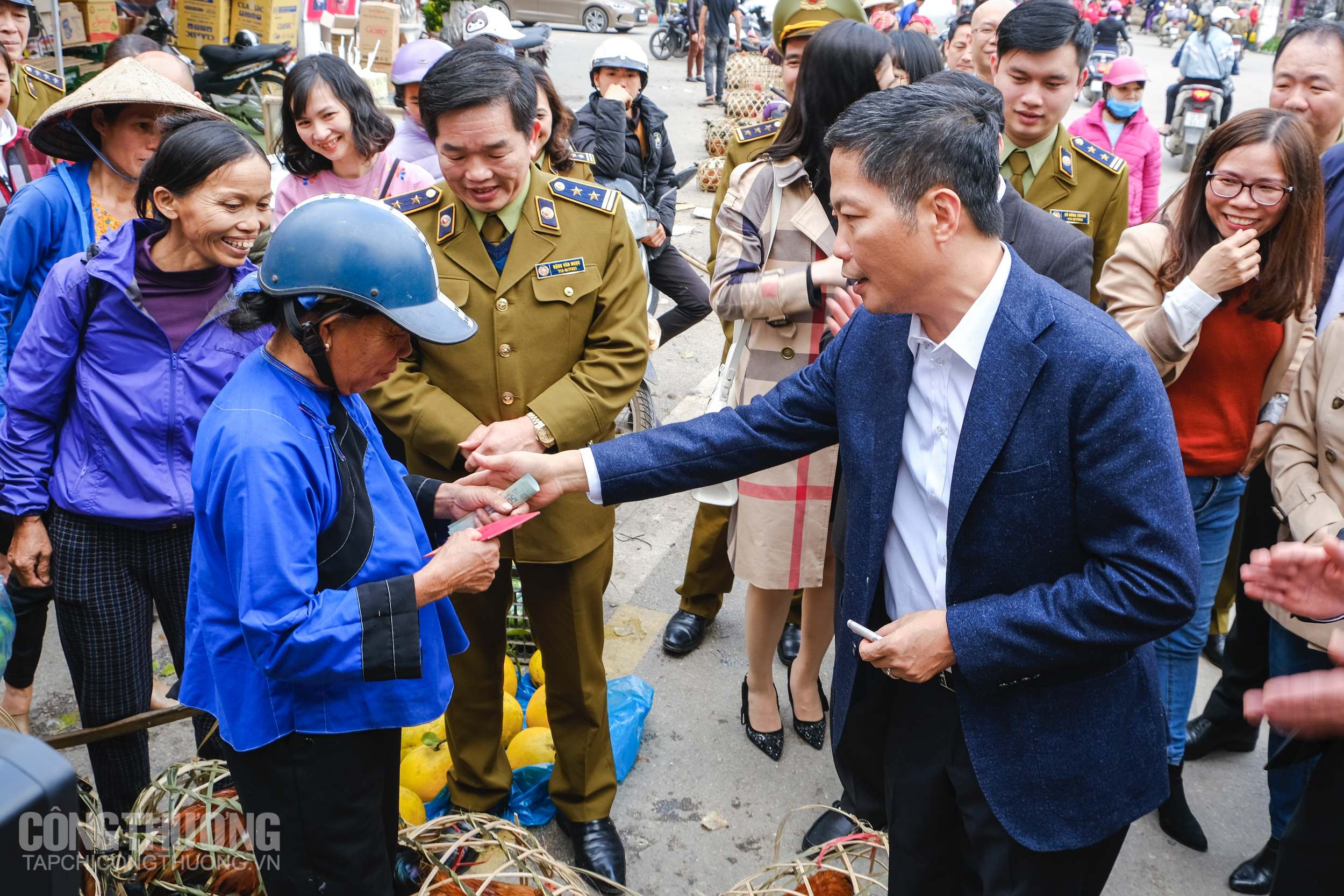 Bộ trưởng Trần Tuấn Anh tự tay mua 1 đôi gà để "kích cầu" cho bà con tiểu thương tại Lạng Sơn