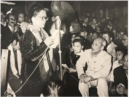 Chủ tịch Hồ Chí Minh dự cuộc ngâm thơ mừng xuân của các phụ lão và văn nghệ sĩ tổ chức tại Văn Miếu - Quốc Tử Giám, ngày Mồng 1 Tết Nhâm Dần 1962