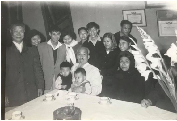 Giao thừa năm Quý Mão 1963, Bác đến thăm và chúc Tết gia đình ông Nguyễn Văn Thức, nhà tư sản dân tộc