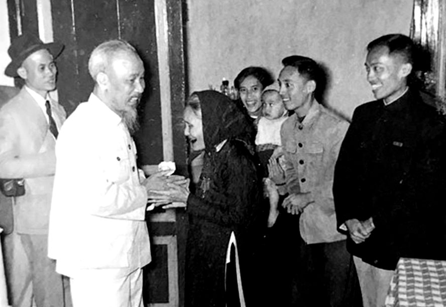 Chủ tịch Hồ Chí Minh thăm và chúc Tết gia đình cụ Nguyễn Thị Khánh (phố Lò Đúc, Hai Bà Trưng, Hà Nội), ngày 30 Tết Đinh Dậu năm 1957