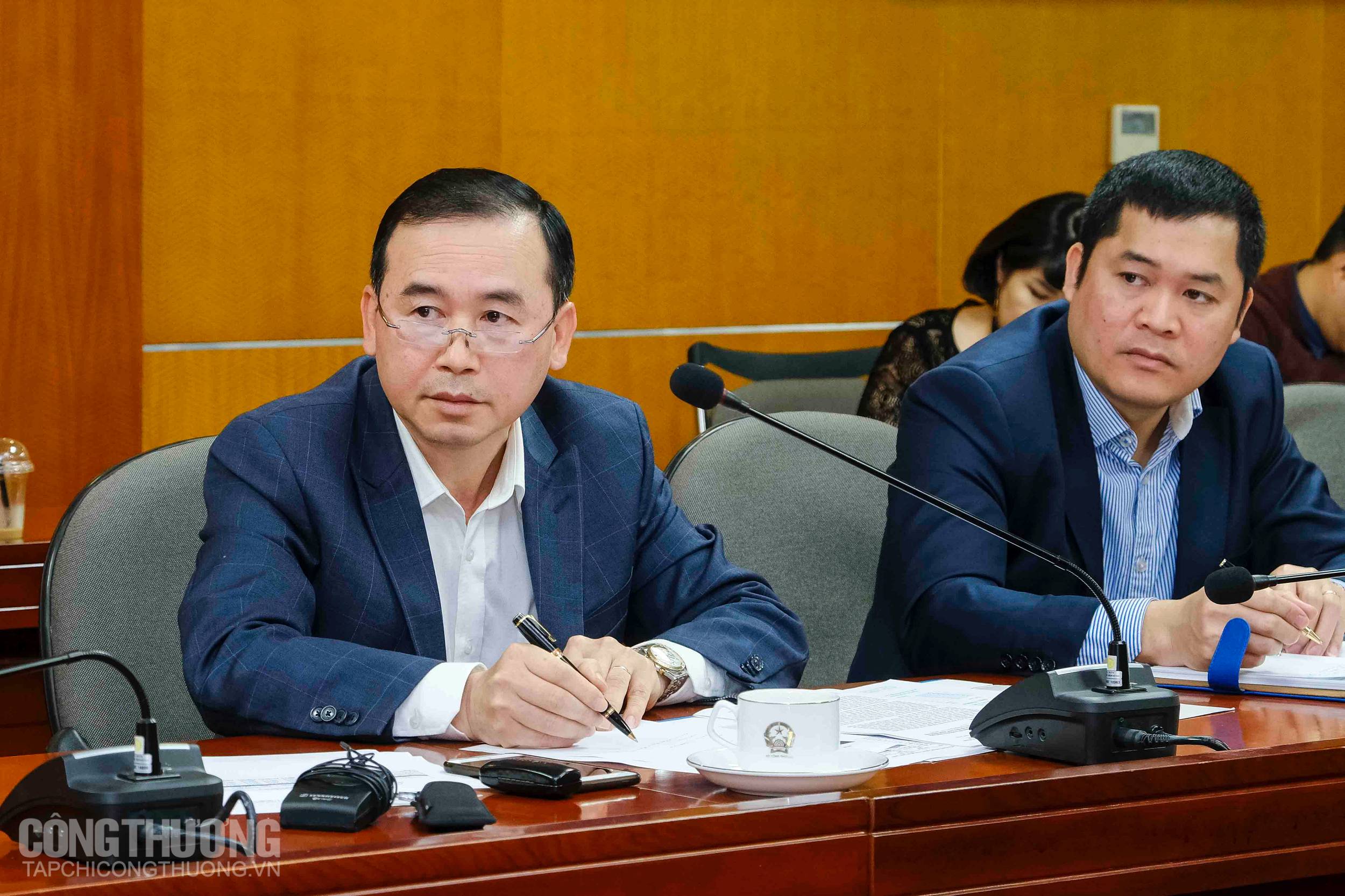 Ông Phan Văn Chinh - Cục trưởng Cục Xuất nhập khẩu (bên trái)