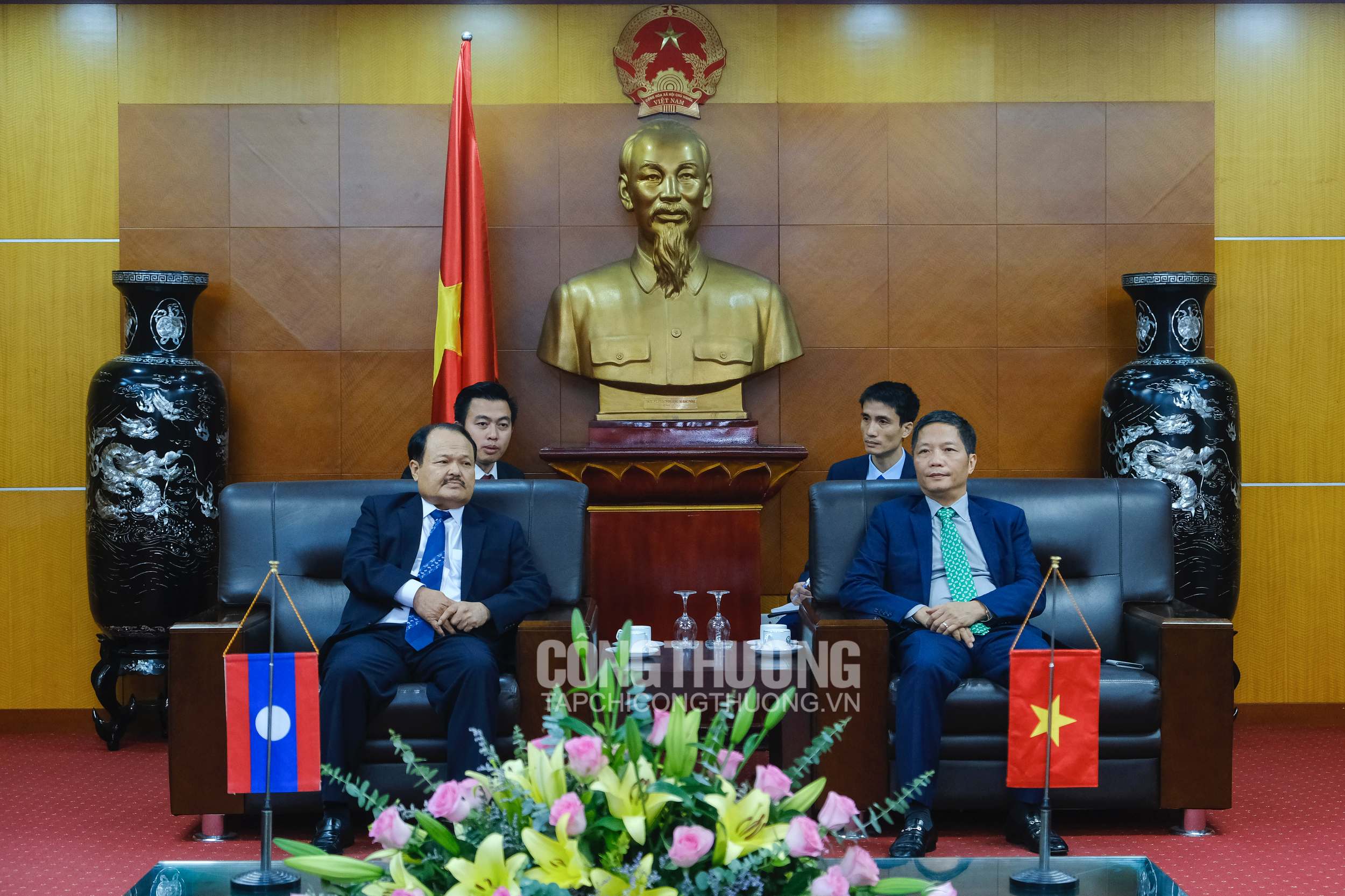 Bộ trưởng Bộ Công Thương Trần Tuấn Anh (bên phải) và Bộ trưởng Bộ Năng lượng và Mỏ Lào Khammany Inthirath (bên trái)