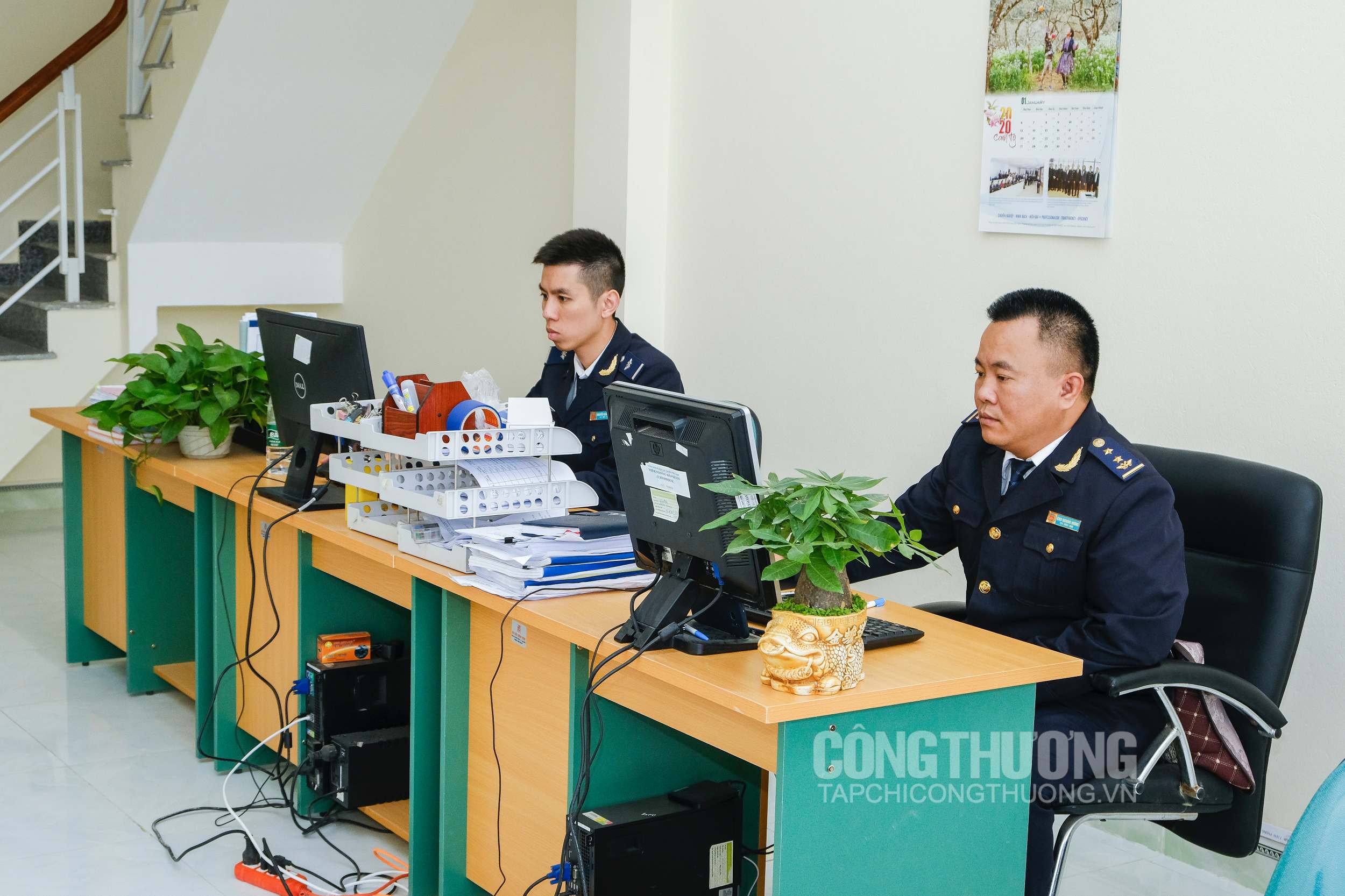 Các cán bộ Chi cục Hải quan Tân Thanh đang tập trung lực lượng hỗ trợ thông quan cho doanh nghiệp xuất khẩu với tốc độ nhanh nhất