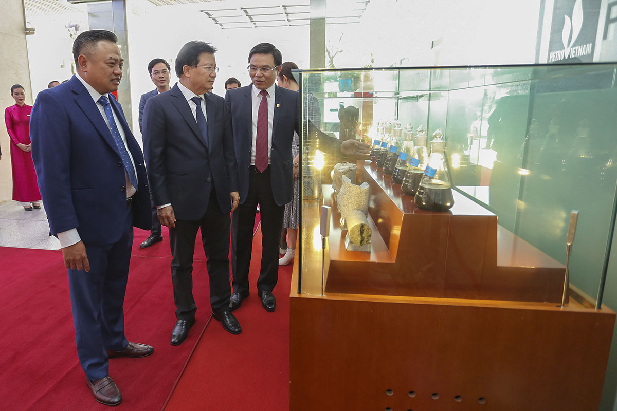 Lãnh đạo PVN giới thiệu với Phó Thủ tướng Chính phủ Trịnh Đình Dũng những sản phẩm của ngành Dầu khí