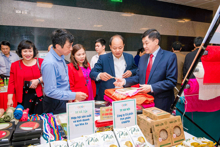 Chủ tịch Tập đoàn Liên Thái Bình Dương Jonathan Hạnh Nguyễn thăm quan sản phẩm tại Hội nghị