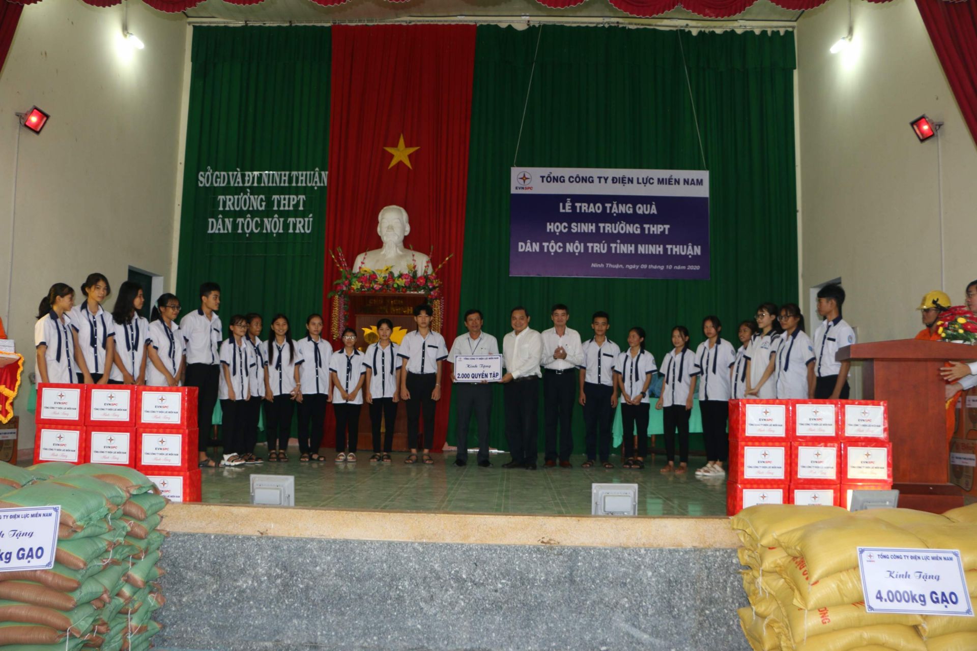 Đoàn công tác EVNSPC tặng quà cho học sinh Trường THPT Dân tộc nội trú tỉnh Ninh Thuận