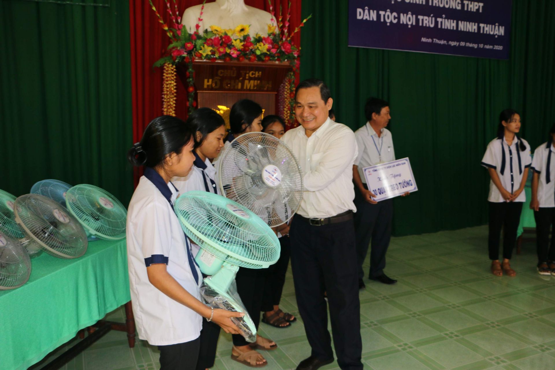 Đoàn công tác EVNSPC tặng quà cho học sinh Trường THPT Dân tộc nội trú tỉnh Ninh Thuận