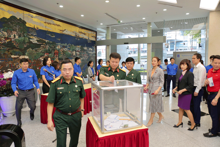 Cán bộ, người lao động cơ quan Tập đoàn Dầu khí Việt Nam quyên góp ủng hộ đồng bào miền Trung