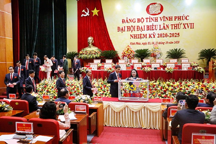 Các đại biểu tiến hành bỏ phiếu bầu Ban chấp hành Đảng bộ tỉnh khóa XVII, nhiệm kỳ 2020 - 2025.