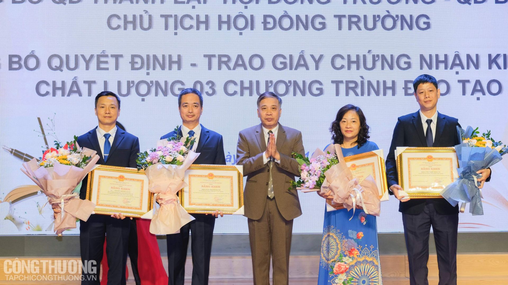 Trao Quyết định khen thưởng của UBND tỉnh Nam Định cho các tập thể và cá nhân nhà trường