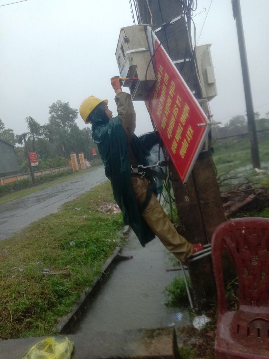 Công nhân Điện lực Lộc Hà kiểm tra xử lý sự cố mất điện cho khách hàng
