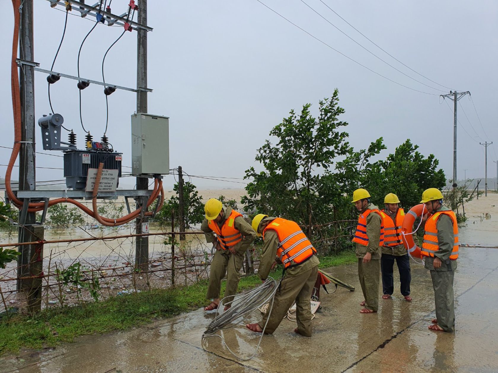Công nhân Điện lực Hương Khê khắc phục sự cố