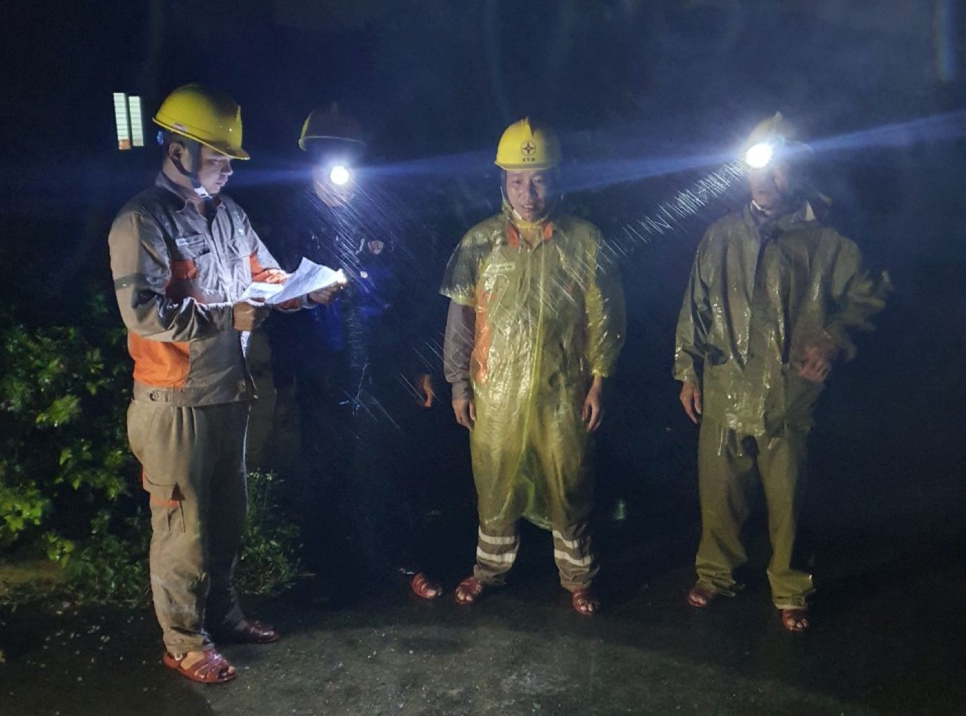 Công nhân Đội Quản lý vận hành lưới điện cao thế xử lý sự cố trong đêm