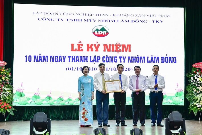 Đ.c  Phạm S - Phó Chủ tịch UBND tỉnh Lâm Đồng trao Bằng khen của Thủ tướng Chính phru cho tập thể CBCNV Công ty