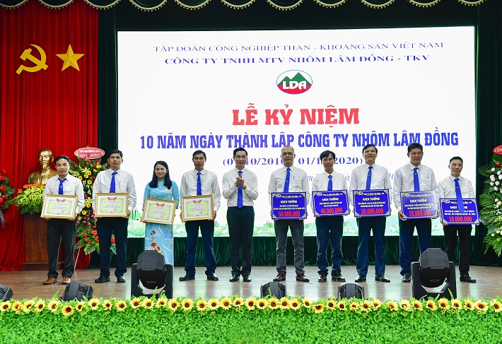 Đ.c Vũ Minh Thành - Bí thư Đảng ủy - Giám đốc Công ty Nhôm Lâm Đồng tặng giấy khen cho các đơn vị xuất sắc của LDA và thưởng 5 công trình thi đua chào mừng kỷ niệm 10 ngày thành lập Công ty