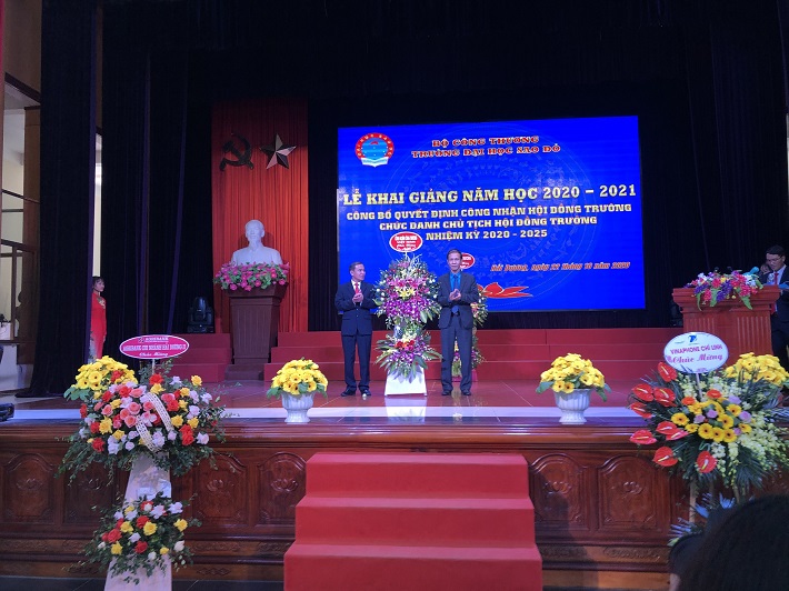 NGND. TS  Đinh Văn Nhượng Hiệu trưởng nhà trường lên nhận hoa chúc mừng tại buổi lễ