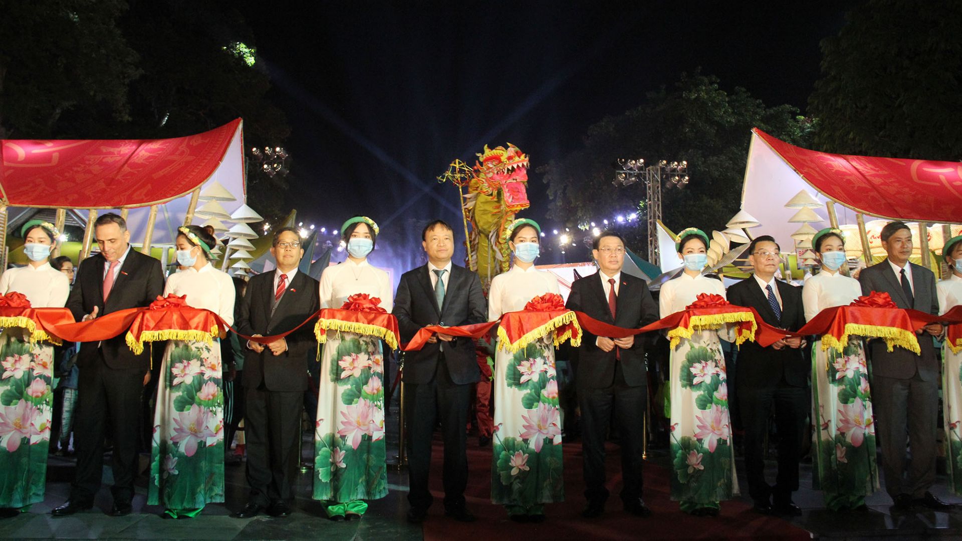 Các đại biểu cắt băng khai mạc Tuần hàng “Made in Vietnam - Tinh hoa Việt Nam” năm 2020
