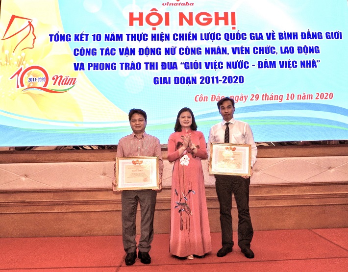 Bà Lê Thị Đức - Phó Chủ tịch Công Đoàn Bộ Công Thương trao tặng Bằng khen cho 2 tập thể xuất sắc nhất