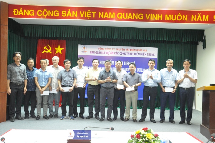 Ông Phạm Lê Phú - Tổng Giám đốc EVNNPT trao quà đông viên các đơn vị tham gia dự án