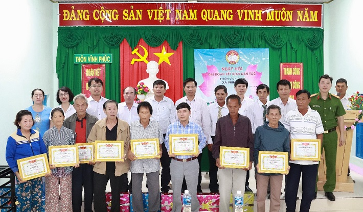 Ban lãnh đạo Nhà máy Nhiệt điện Vĩnh Tân 4 cùng các đại biểu và nhân dân thôn Vĩnh Phúc, xã Vĩnh Tân 