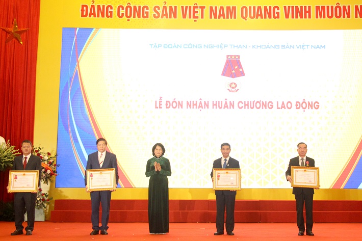 Đồng chí Đặng Thị Ngọc Thịnh, Phó Chủ tịch nước trao Huân chương Lao động hạng Nhì và hạng Ba cho các tập thể, cá nhân.