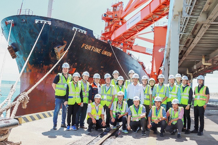Đoàn thăm quan thực tế tại cảng nhập than của Nhà máy