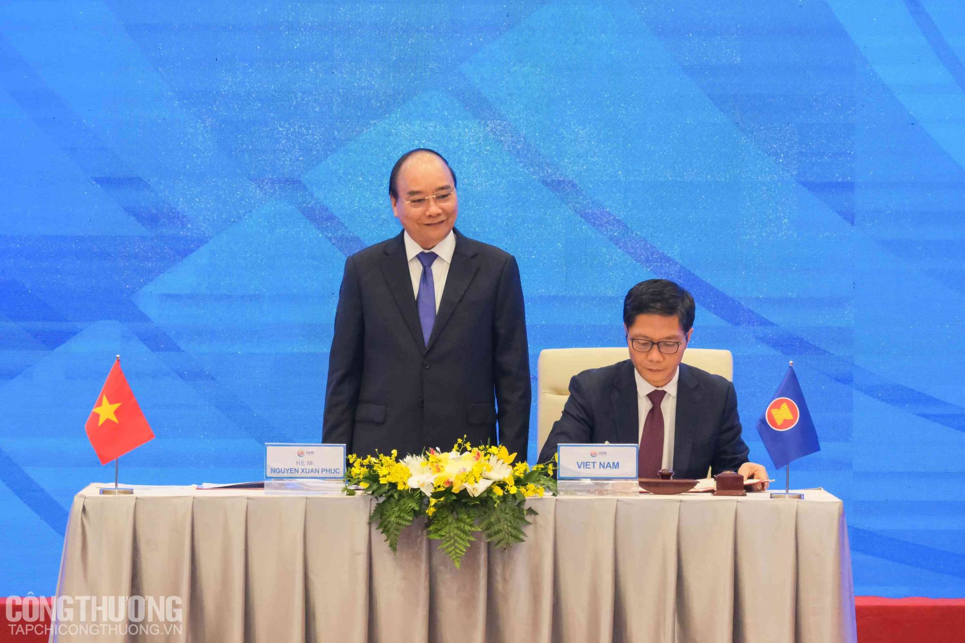 Bộ trưởng Trần Tuấn Anh đại diện Việt Nam ký kết Hiệp định dưới sự chứng kiến của Thủ tướng Nguyễn Xuân Phúc
